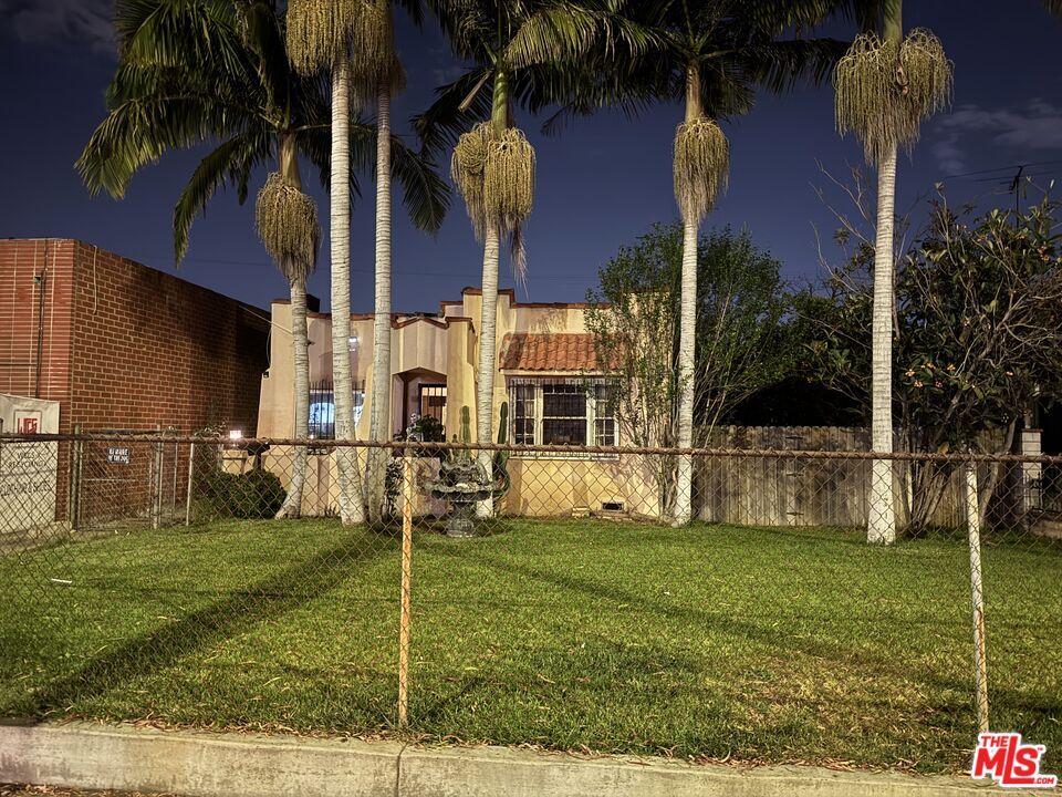 Primary Photo - 421 W Arbor Vitae St