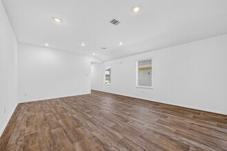Building Photo - 3030 Lake Crest Dr