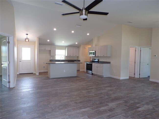 Building Photo - 3112 Pinetree St