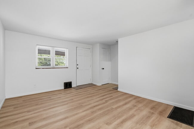 Building Photo - 8106 Westmoreland Ave