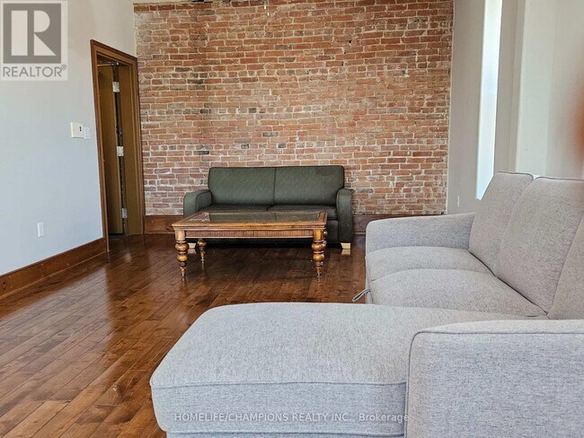 Photo du bâtiment - 18 Bridge St W