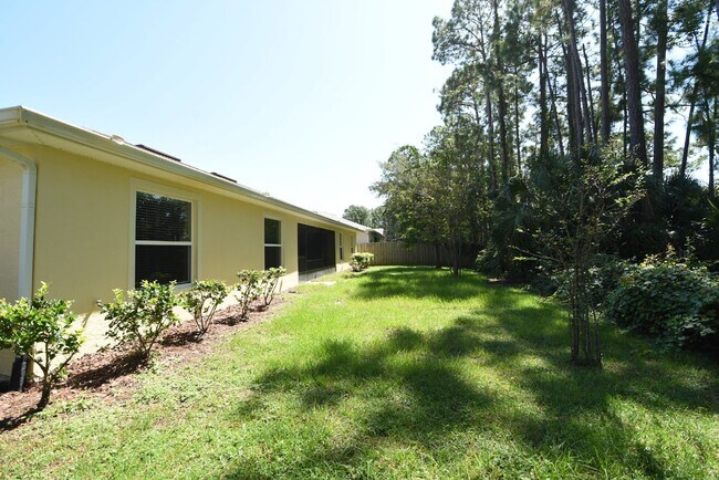 Building Photo - "Spacious 3-Bed plus office Oasis in Palm ...