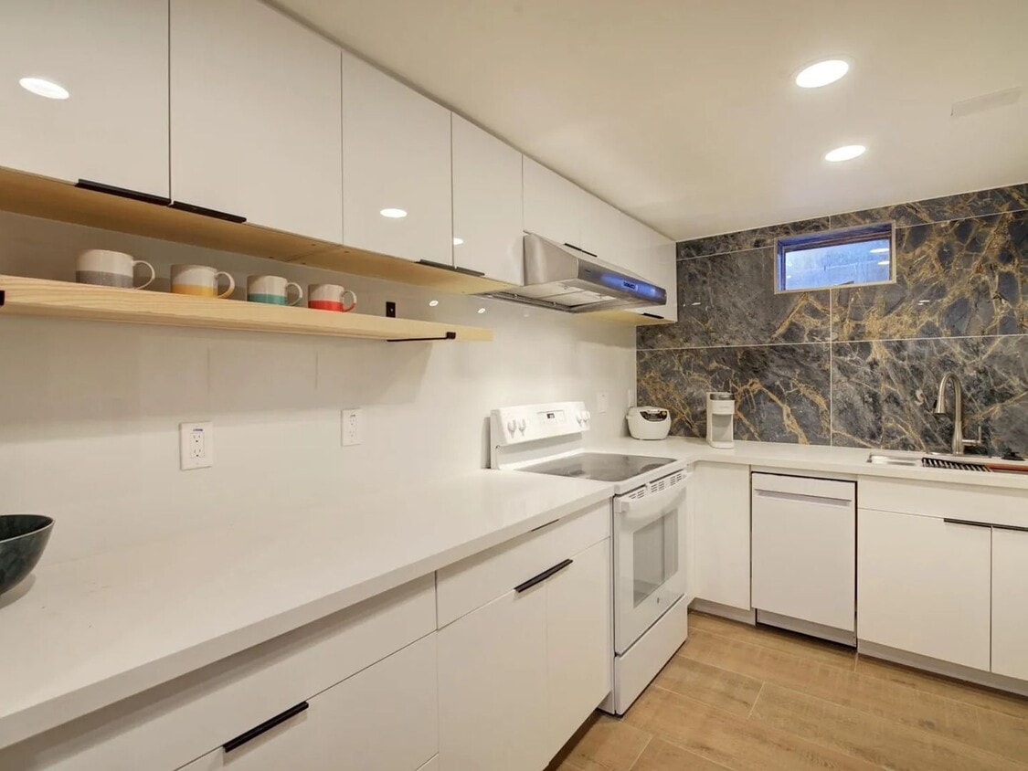 Primary Photo - Two bedrooms, one of which equals to 2 bed...