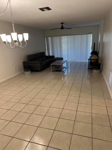 Foto del edificio - 9428 Oakburst Ln