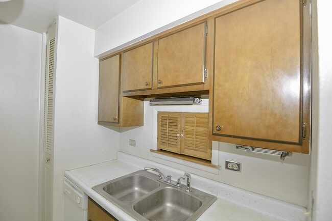 Building Photo - 665 W Wrightwood Ave