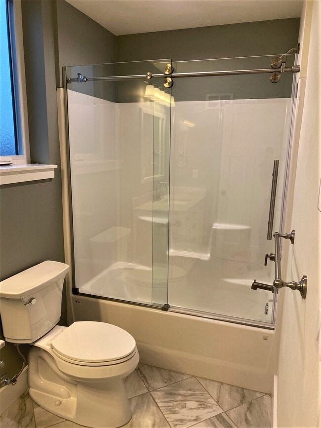 Building Photo - 2380 Willamette St