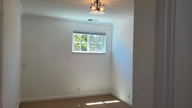 Building Photo - 607 Hawes St