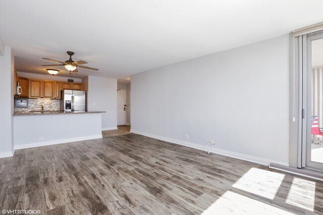 Building Photo - 555 W Cornelia Ave