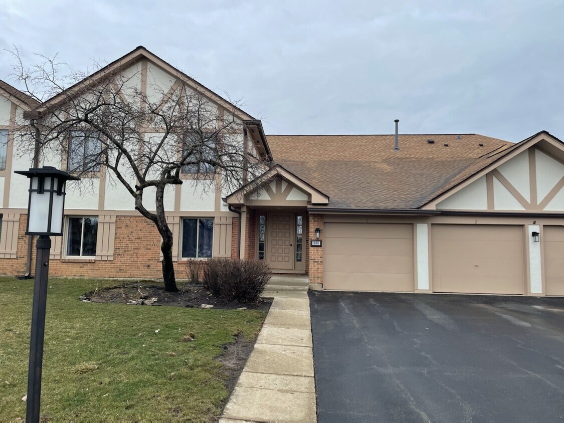 Primary Photo - 932 Surrey Dr