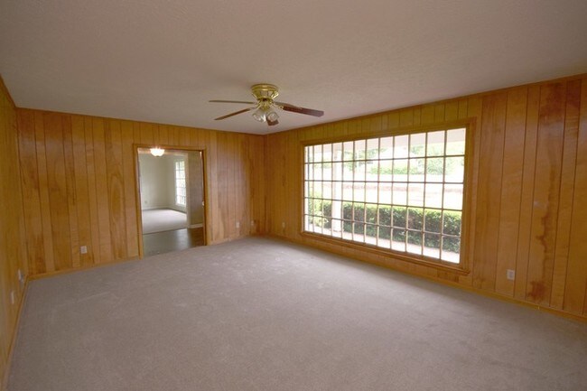 Building Photo - 402 Edgefield Rd