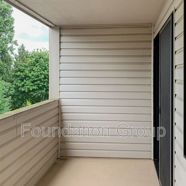 Building Photo - 9400 Roosevelt Way NE