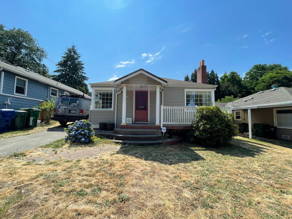 Foto principal - Charming 2BD / 1BA home with large fenced ...