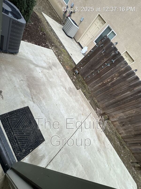 Foto del edificio - 2132 W Lark Ave