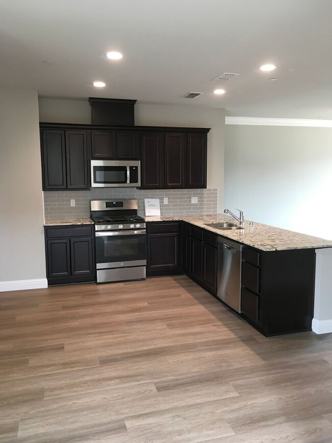 Foto del edificio - 4 Bedroom West Redding Townhome