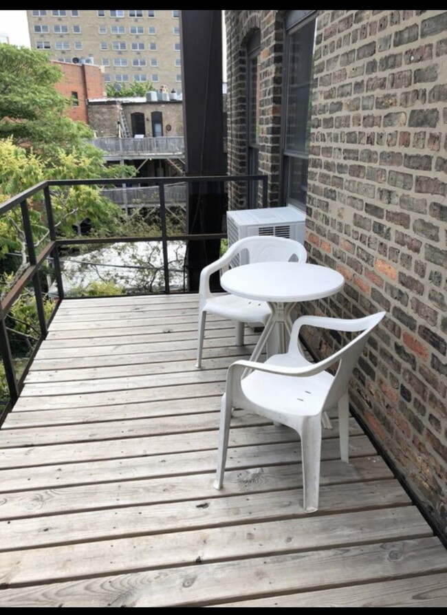 Private deck - 3313 N Clark St