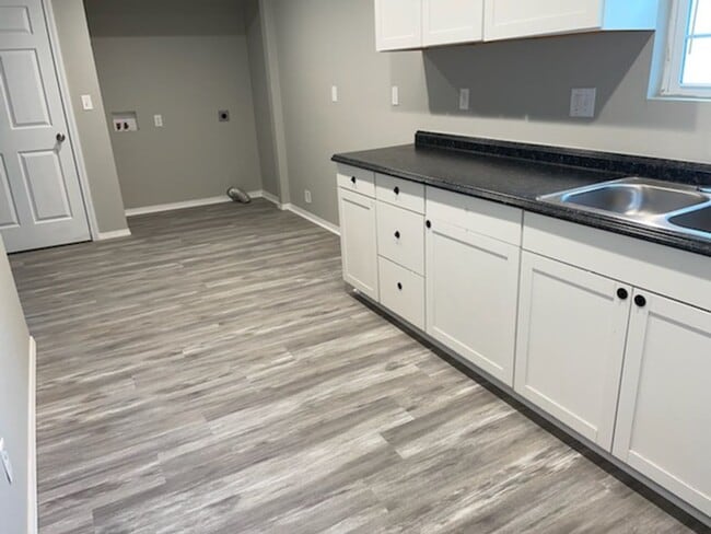 Building Photo - 3 Bed 2 Bath House November