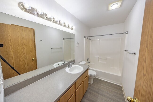 Building Photo - Three bedroom townhouse in Camas.  Built i...