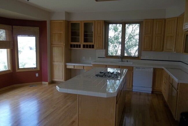 Building Photo - 1094 Ridge W Dr