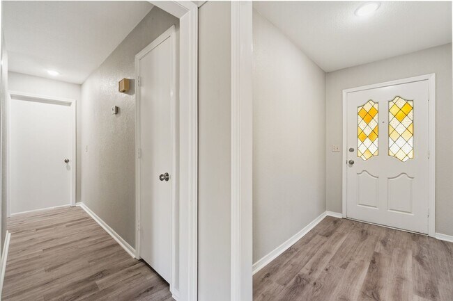 Foto del edificio - 8208 Mark Ln