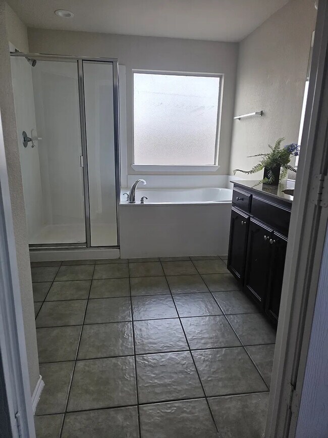 Foto del edificio - Room in House on Melanie Ct