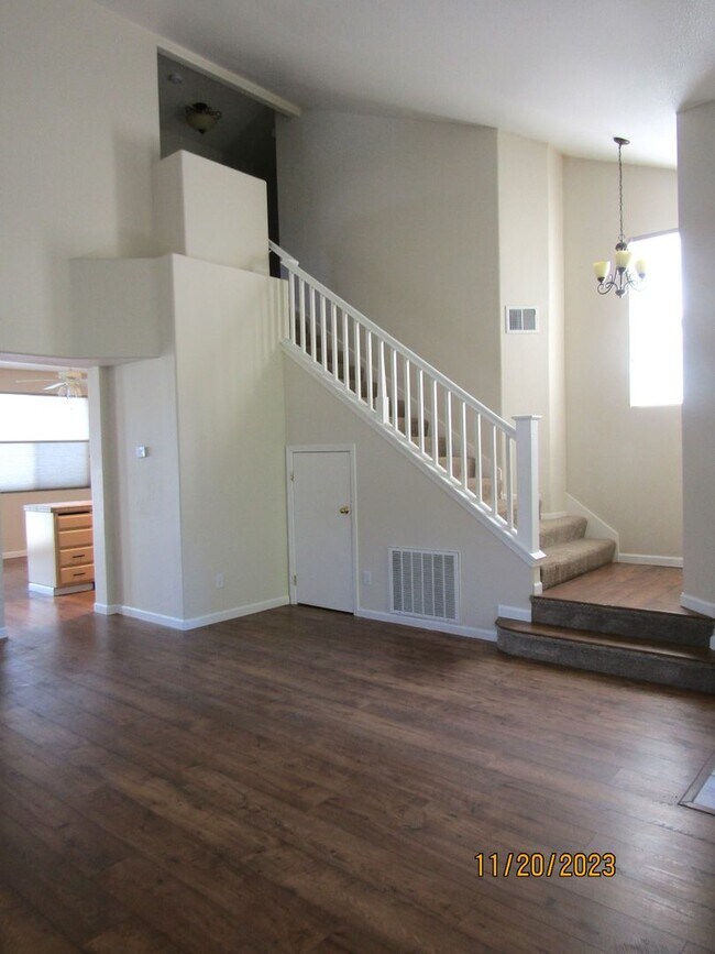 Building Photo - Spacious 4 Bedroom 2.5 Bath Home in Santa ...