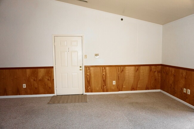 Building Photo - Charming 2 Bedroom/1 Bathroom Apartment in...