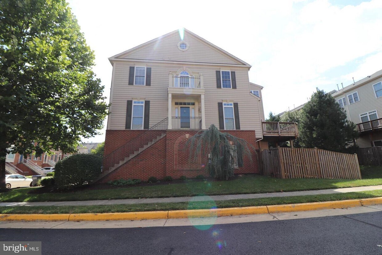 13520 Mist Flower Dr, Centreville, VA 20120 Townhouse for Rent in