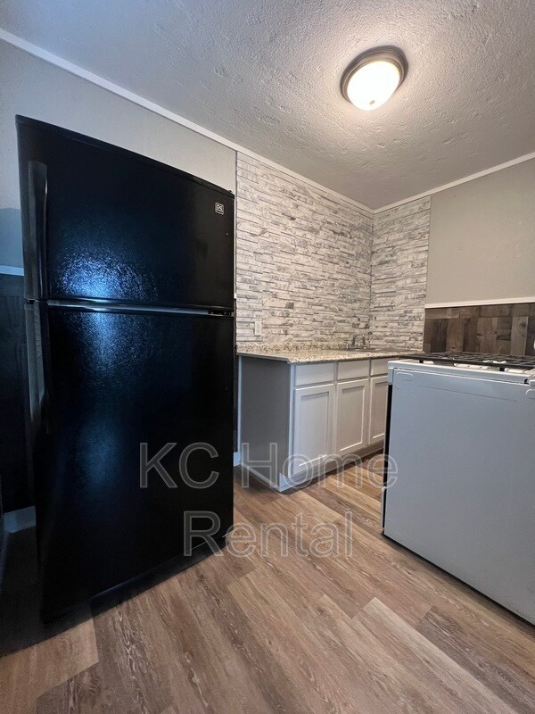 Building Photo - 1843 S Harris Ave