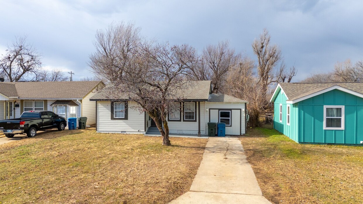 Primary Photo - Check out this 2 bedroom home!