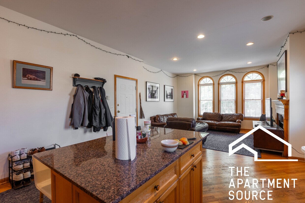 Foto principal - 2743 N Southport Ave