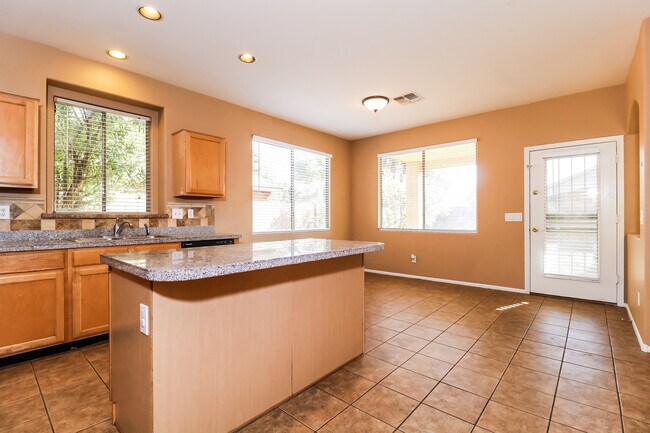 Foto del edificio - 16591 W McKinley St