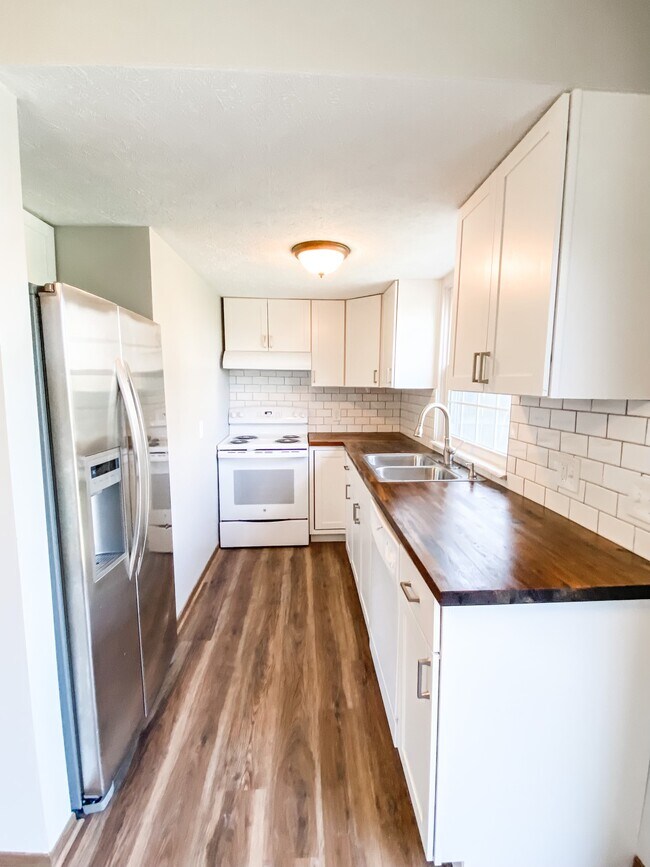 Kitchen - 531 Valley Dr