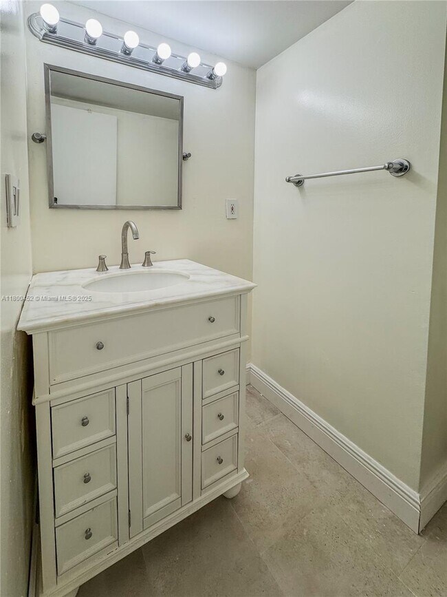 Foto del edificio - 2935 NE 163rd St