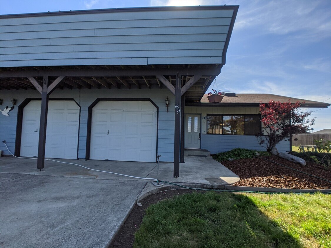 Primary Photo - 2 bed 2 bath, 2-car garage, 1940 sq. ft. i...