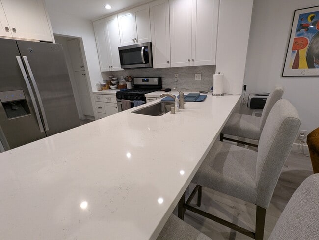 large countertop / breakfast bar - 20 Corsica Dr