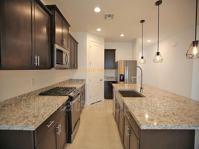 Building Photo - 12571 W Country Club Trail