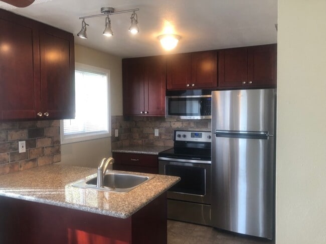 Building Photo - Inner SE Portland Duplex!