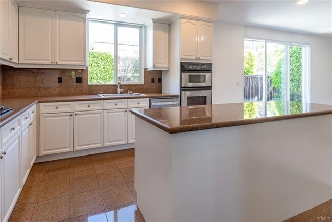 Foto del edificio - Executive Town Home in Central Torrance