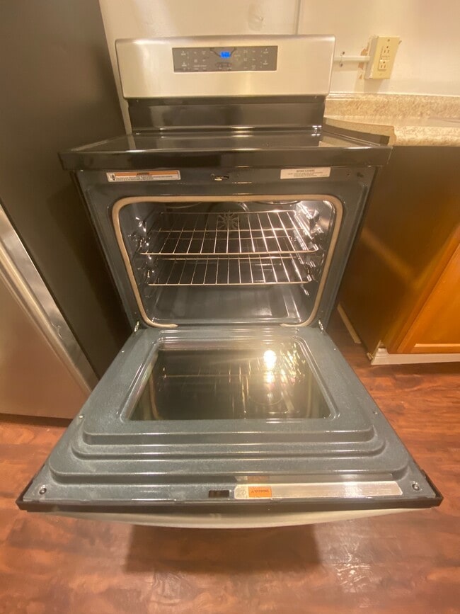 Building Photo - 817 Anaheim St