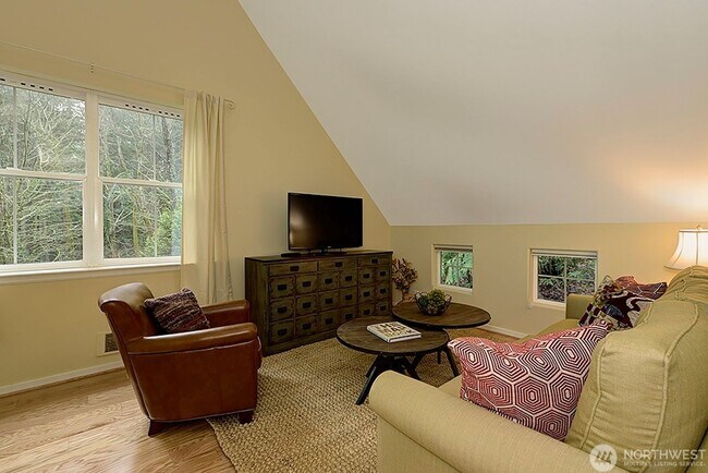 Foto del edificio - Bainbridge home for rent in magical setting.