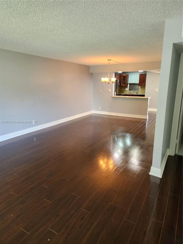 Foto del edificio - 681 S Hollybrook Dr