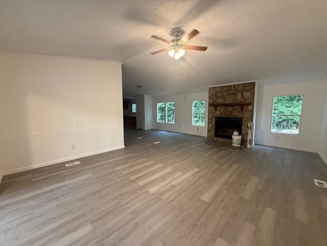 Building Photo - 4 Bedrooms, 3 Bathrooms with potential 5th Bedroom- Mobile home in Armuchee!