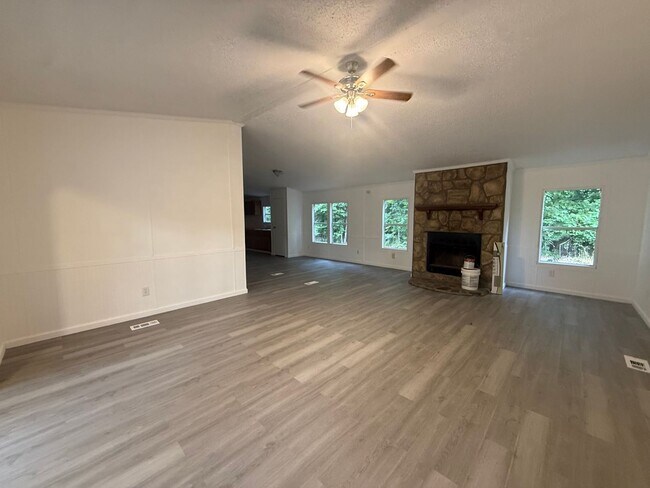 Foto del edificio - 4 Bedrooms, 3 Bathrooms with potential 5th Bedroom- Mobile home in Armuchee!