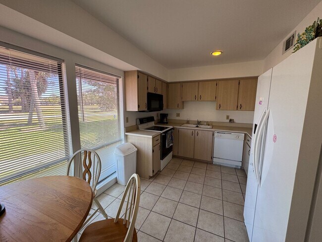 Foto del edificio - FULLY FURNISHED 2-Story Townhouse on Canal – Pool, Golf Views & ALL Utilities Included!