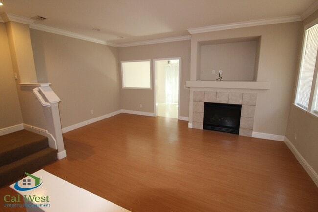 Foto del edificio - $3,895 - Beautiful 3bd/2.5ba Townhouse in the Palmia Community near Hwy 85 and Cottle!