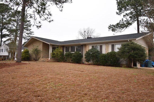 Foto del edificio - 3 Bedroom and 2 Bath Home- Briarwood Hills...