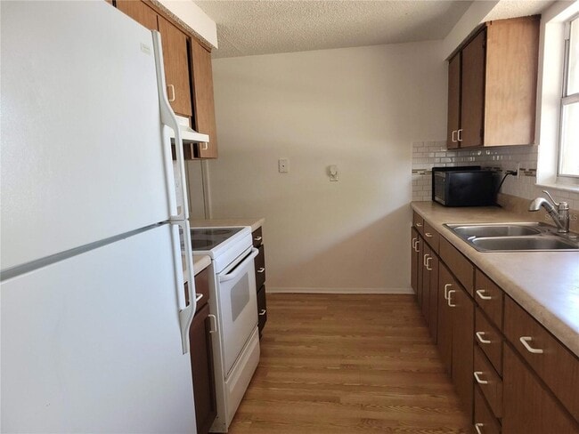 Foto del edificio - 6430 Lomand Ave