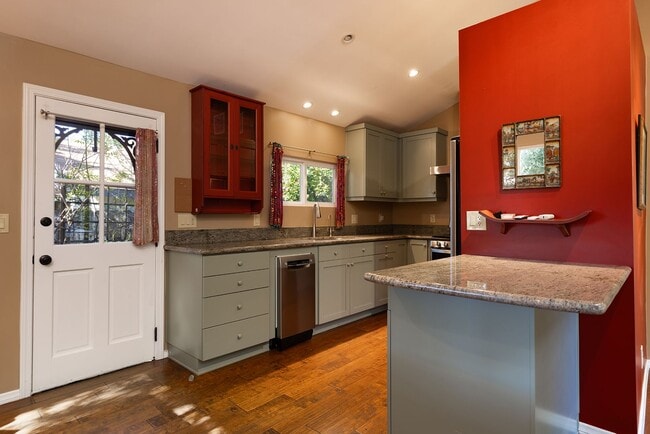 Foto del edificio - Cozy 2 Bedroom Cottage with Lush Gardens