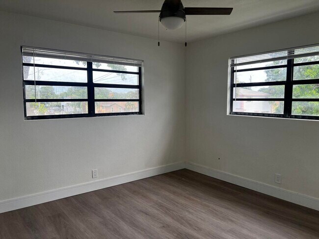 Foto del edificio - 1197 W 35th St