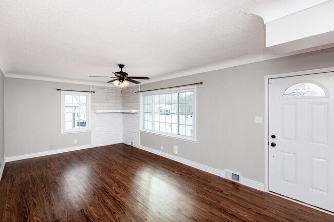 Foto del edificio - FENCED IN YARD! 3 Bedroom Home in Beaverdale.